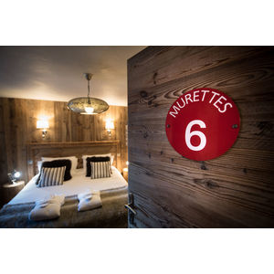 Entr&eacute;e dans la Junior suite les Murettes